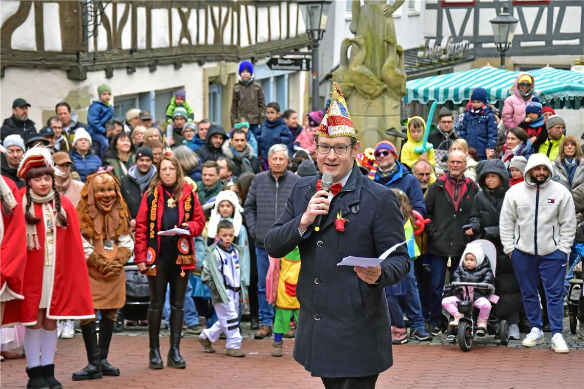 Oberbürgermeister Maximilian Friedrich spricht seine schwäbische Rede in Reimfor...