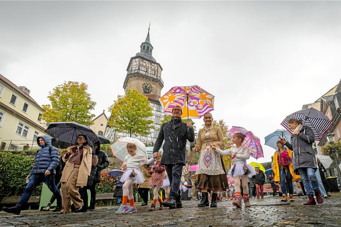 Oberbürgermeister Maximilian Friedrich und Ballettschulleiterin Liane Martinez führen den Zug der Gänsemarschkinder an. Um kurz vor 13 Uhr geht es ins Rathaus. Fotos: Alexander Becher