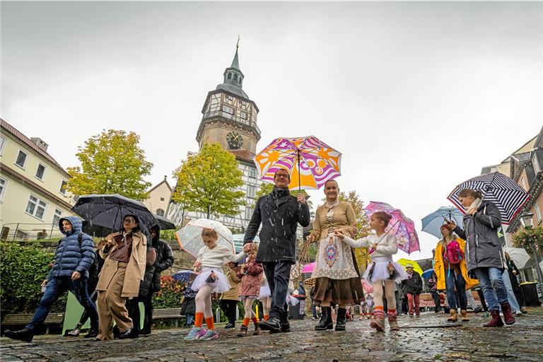 Oberbürgermeister Maximilian Friedrich und Ballettschulleiterin Liane Martinez führen den Zug der Gänsemarschkinder an. Um kurz vor 13 Uhr geht es ins Rathaus. Fotos: Alexander Becher