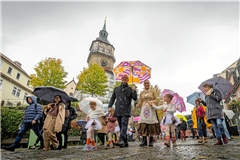 Oberbürgermeister Maximilian Friedrich und Ballettschulleiterin Liane Martinez führen den Zug der Gänsemarschkinder an. Um kurz vor 13 Uhr geht es ins Rathaus. Fotos: Alexander Becher