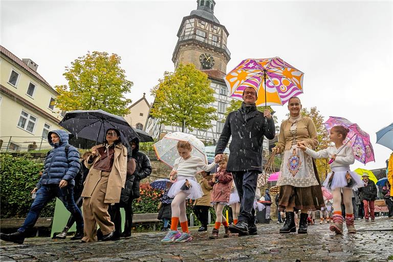 Oberbürgermeister Maximilian Friedrich und Ballettschulleiterin Liane Martinez führen den Zug der Gänsemarschkinder an. Um kurz vor 13 Uhr geht es ins Rathaus. Fotos: Alexander Becher