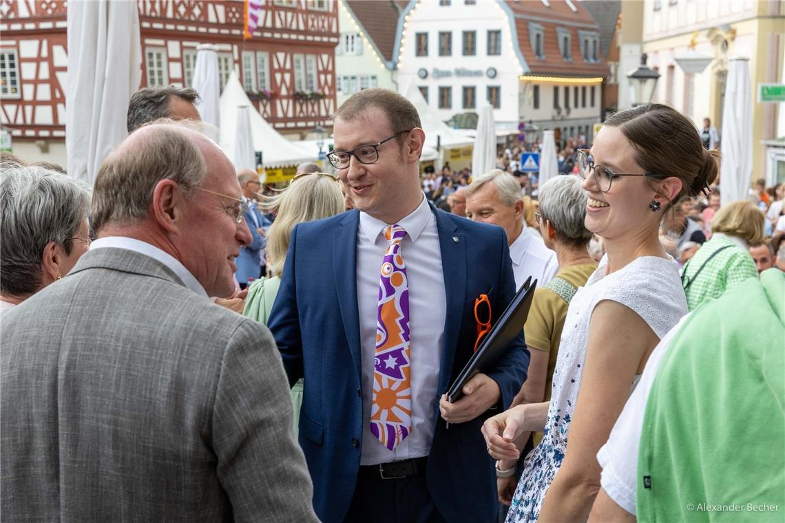 Oberbürgermeister Maximilian Friedrich und seine Frau Kerstin unterhalten sich m...