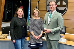 Oberbürgermeister Maximilian Friedrich und Sozial- und Kulturdezernentin Regine Wüllenweber (links) mit der künftigen Leiterin des Amts für Familie, Jugend und Bildung, Nicole Friedrich (mittig). Foto: Stadt Backnang