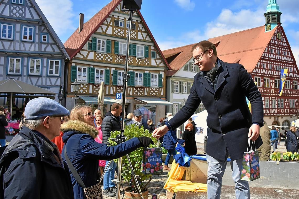 Winterlicher Tulpenfrühling Oberbürgermeister Maximilian Friedrich verteilt Tulpentütchen.