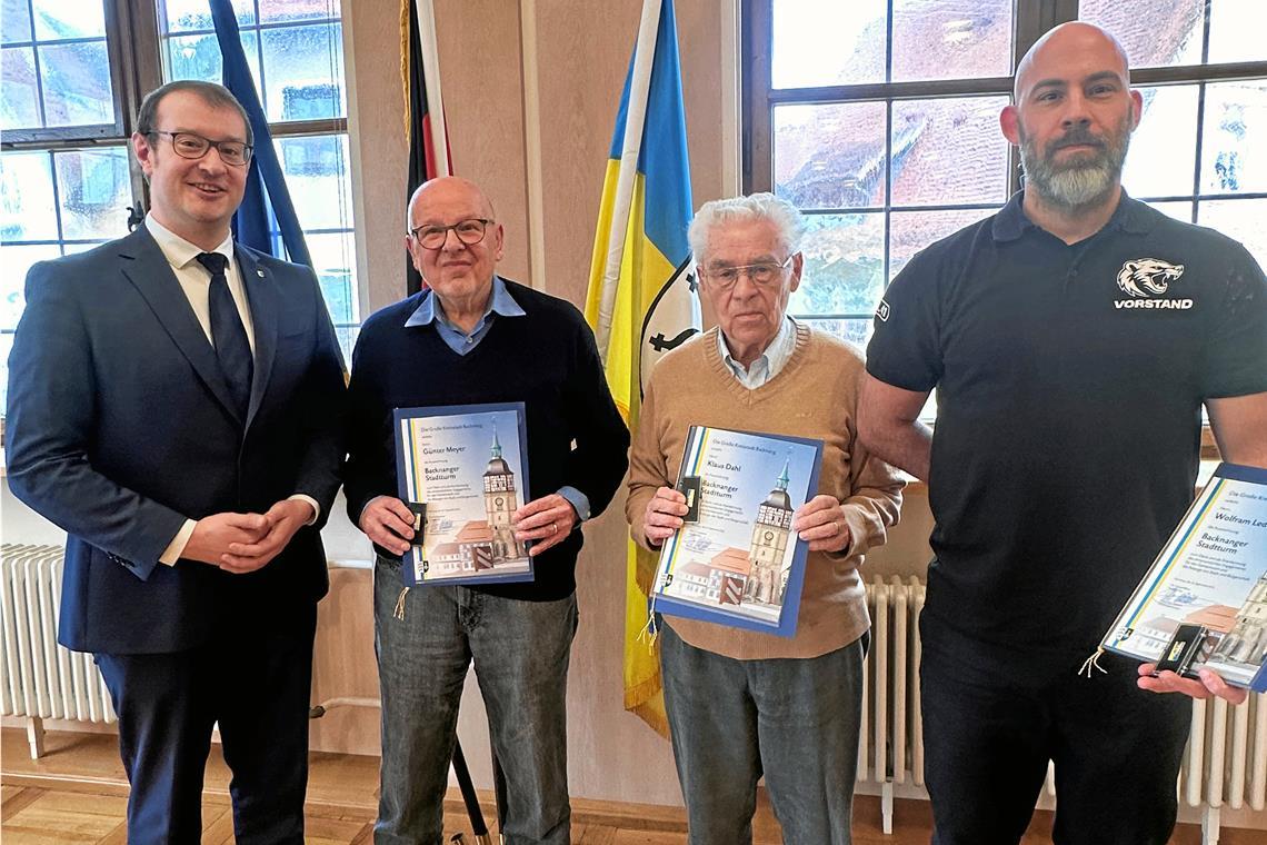Oberbürgermeister Maximilian Friedrich (von links) mit den Geehrten Günter Meyer, Klaus Dahl und Wolfram Lederer. Foto: Stadt Backnang