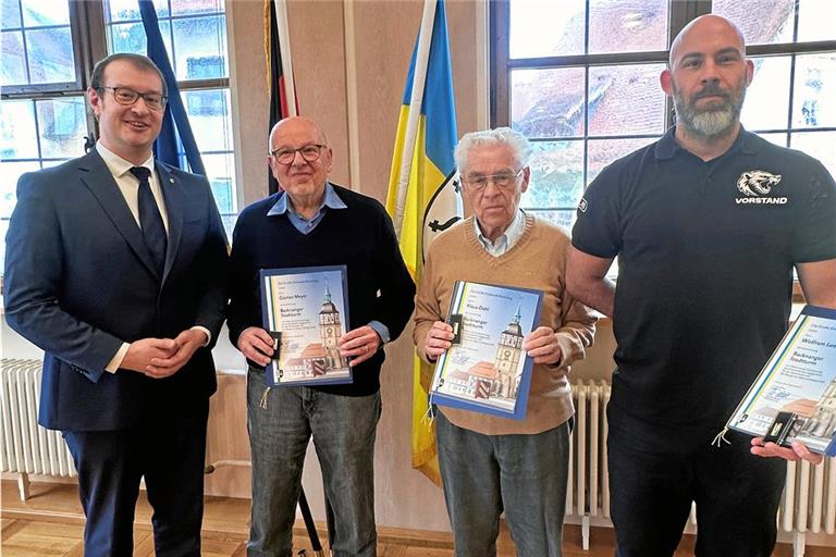 Oberbürgermeister Maximilian Friedrich (von links) mit den Geehrten Günter Meyer, Klaus Dahl und Wolfram Lederer. Foto: Stadt Backnang