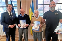 Oberbürgermeister Maximilian Friedrich (von links) mit den Geehrten Günter Meyer, Klaus Dahl und Wolfram Lederer. Foto: Stadt Backnang