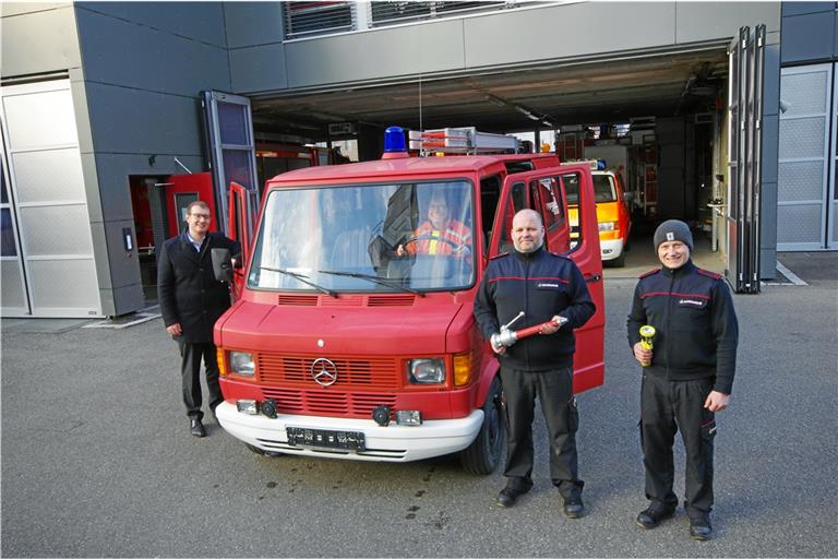 Oberbürgermeister Maximilian Friedrich (von links) und Stefanie Hägele (am Steuer) sind in Gedanken dabei, wenn Björn Schmitz und Robin Bölling das Feuerwehrauto morgen von Backnang in Richtung polnisch-ukrainische Grenze fahren. Foto: B. Romanowski