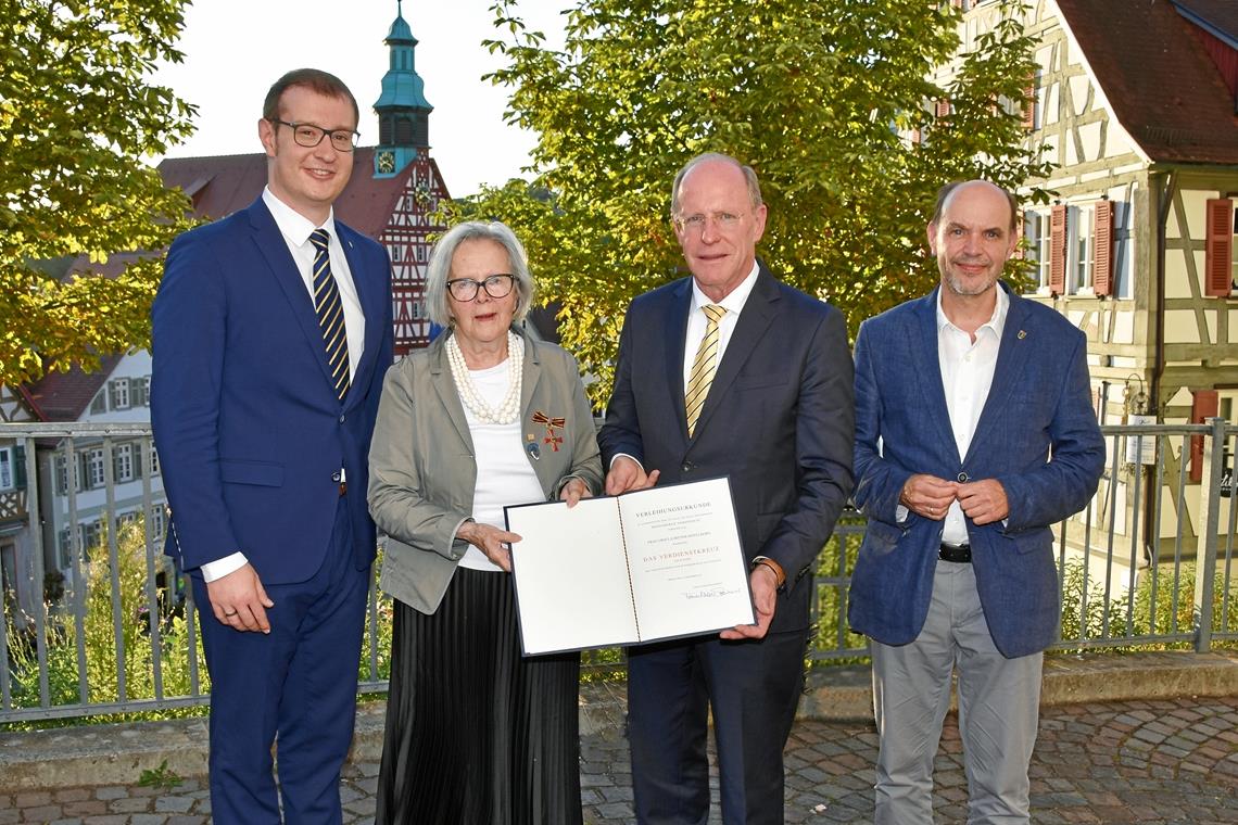 Bundesverdienstkreuz für Ursula Hefter-Hövelborn Oberbürgermeister Maximilian Friedrich (von links), Ursula Hefter-Hövelborn, Staatssekretär Wilfried Klenk und der Landtagsabgeordnete Gernot Gruber präsentieren die Urkunde. Foto: Tobias Sellmaier