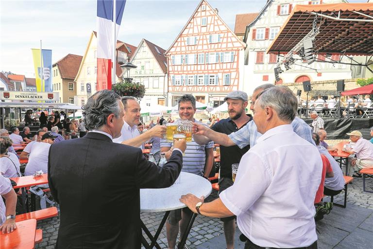 Oberbürgermeister Nopper, Baudezernent Setzer und Erster Bürgermeister Janocha trinken zusammen mit den Besuchern ein Radler. Fotos: A. Becher