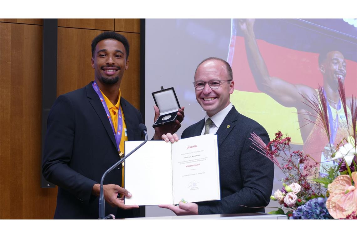 Oberbürgermeister Otto Ruppaner (rechts) verleiht Leo Neugebauer die Bürgermedaille.