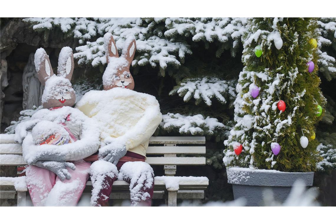 Oberhalb von etwa 600 Metern können laut dem DWD bis zum Mittag bis zu drei Zentimeter Neuschnee zusammenkommen.