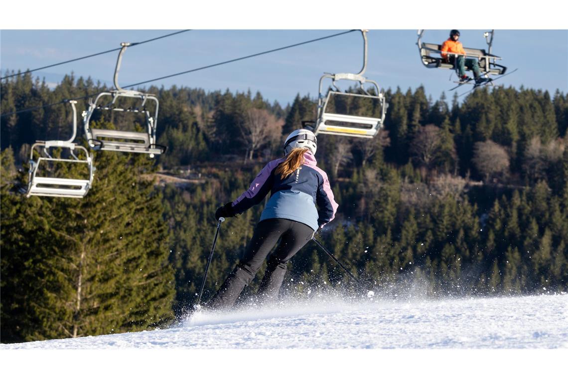 Oberhof startet in die Alpinski-Saison: Eine Skifahrerin ist auf der Piste des Fallbachlifts unterwegs.