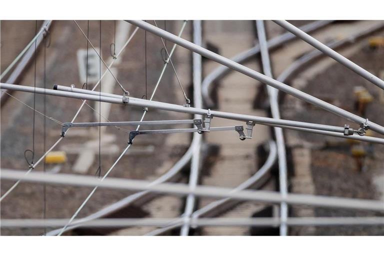 Oberleitung und Schienen (Symbolbild).