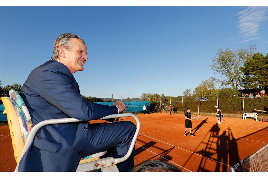 Oberschiedsrichter Frank Nopper hat beim Einlage-Tennismatch "Don Camillo & Pepp...