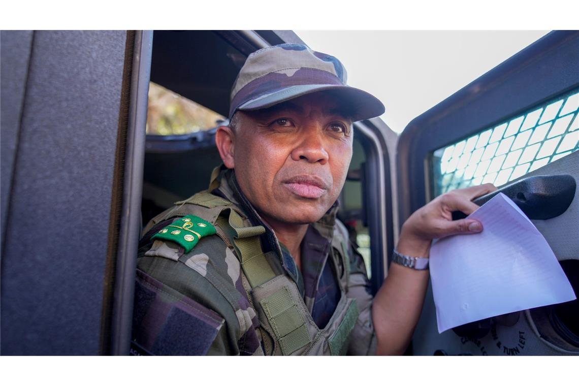Militär übernimmt Macht in Madagaskar Oberst Michael Randrianirina verlas die Erklärung zur Machtübernahme.