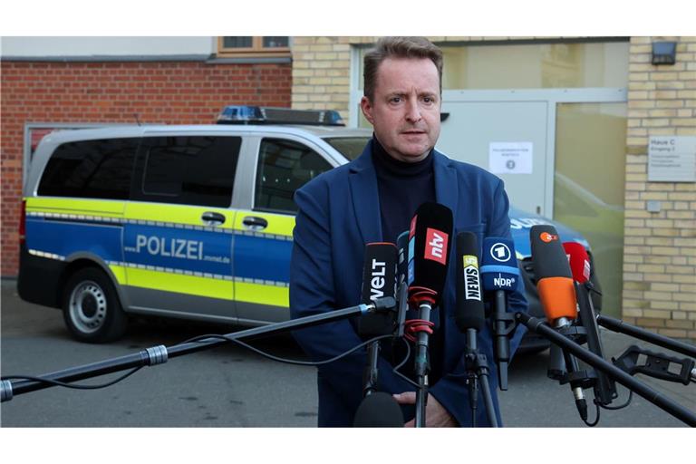 Oberstaatsanwalt Harald Nowack gibt in Rostrock bekannt, worauf viele wochenlang gewartet haben: Im Fakk des achtjährigen Fabian ist ein Haftbefehl ergangen.