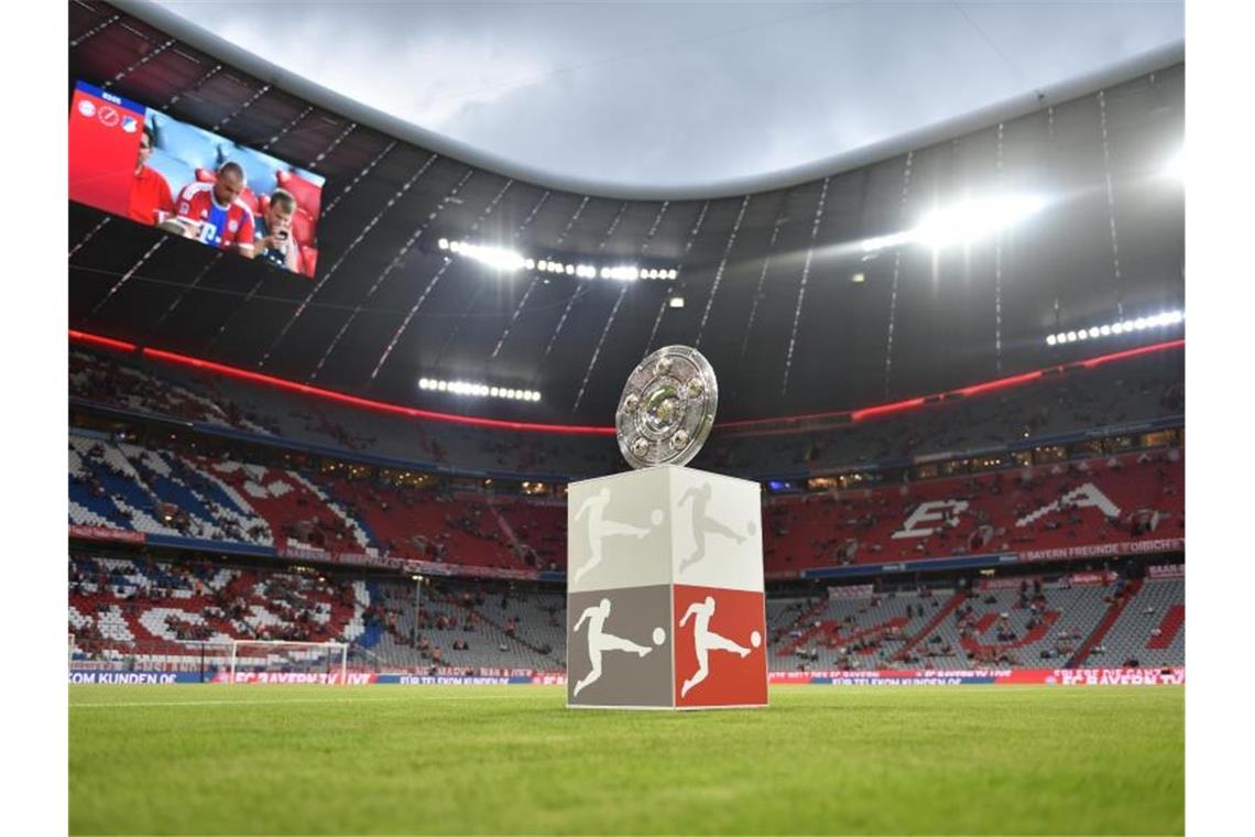 Objekt der Begierde der 57. Bundesliga-Saison: Die Meisterschale. Foto: Lino Mirgeler