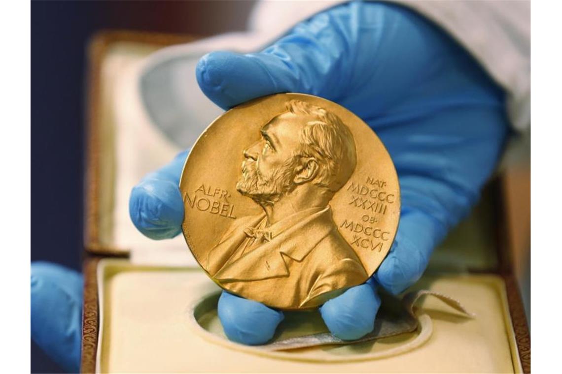 Super-Schere für Erbgut - Nobelpreis an Genforscherinnen Objekt der Begierde: die goldene Nobelpreismedaille. Foto: Fernando Vergara/AP/dpa