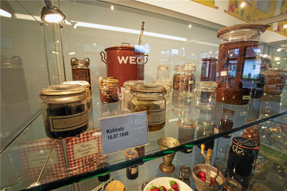 Kleine Museen zeigen, was in ihnen steckt Obst und Gemüse, Kräuter und Pilze, Fleisch und Wurst wurden früher über die Ernte oder Schlachtung hinaus durch Einkochen oder Räuchern haltbar gemacht. Die Sonderausstellung im Spiegelberger Glasmuseum beschäftigt sich mit diesen Techniken der Vorratshaltung. Foto: A. Becher