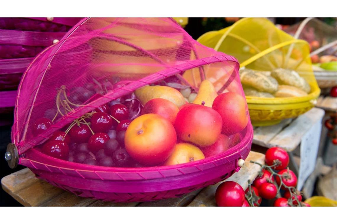 Obstschalen mit Netz sind eine gute Idee gegen Fruchtfliegen.