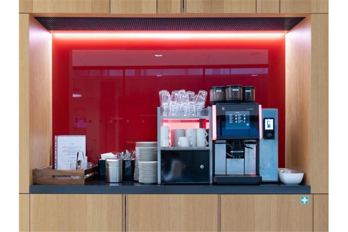 Verkaufsautomaten: Absturz beim Bürokaffee und neue Märkte Obwohl Corona die Aufsteller von Snack- und Kaffeeautomaten kräftig getroffen hat, schrumpft die Zahl der Geräte nicht, wie es beim Branchenverband BDV heißt. Foto: Soeren Stache/dpa-Zentralbild/dpa