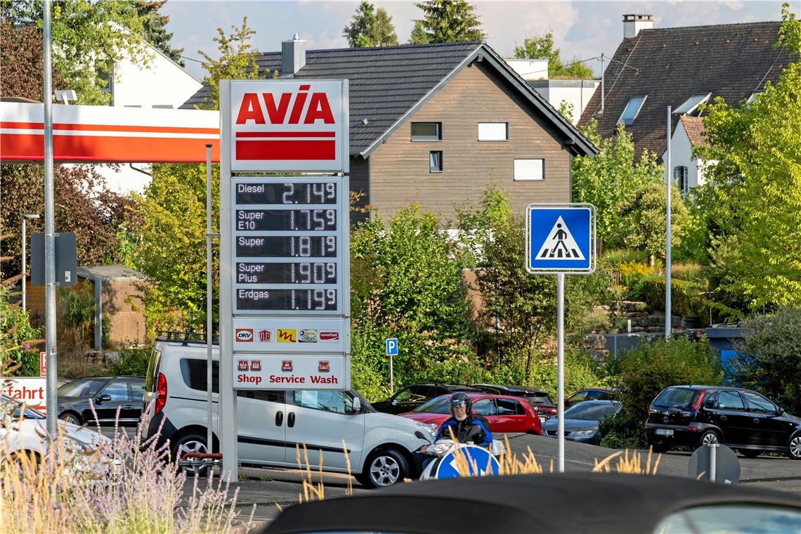 Obwohl die Preise schon in den vergangenen zwei Wochen gestiegen sind, kostete Benzin am Mittwoch noch etwa 20 und Diesel zehn Cent pro Liter weniger als gestern. Fotos: Alexander Becher