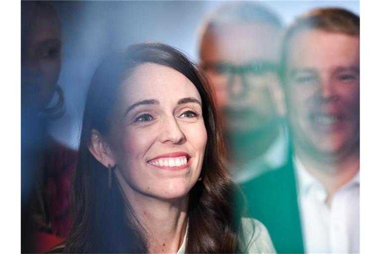 Obwohl ihre Labour-Partei alleine regieren könnte, hat Ministerpräsidentin Ardern die Fortsetzung der Koalition mit den Grünen angekündigt. Foto: Guo Lei/XinHua/dpa