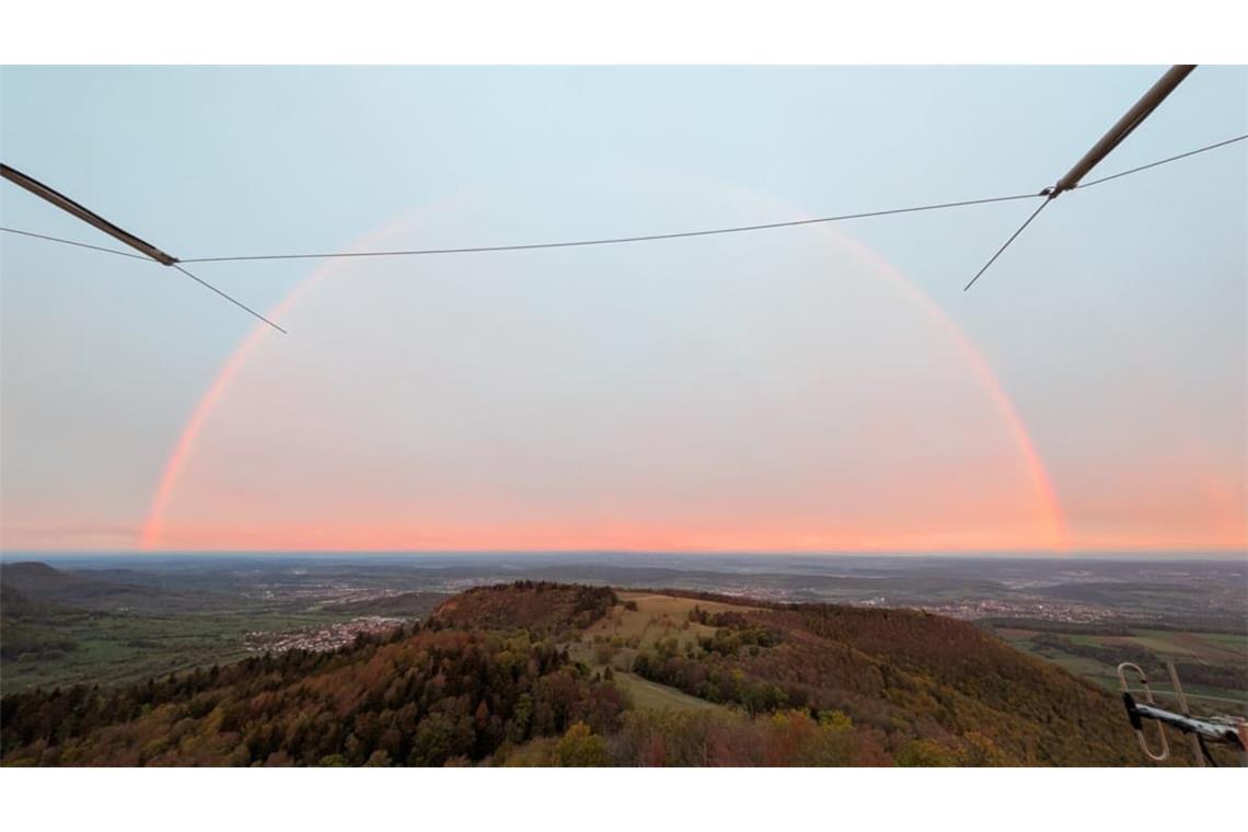 Obwohl keine Wolken am Himmel zu sehen waren, erschien ein Regenbogen.