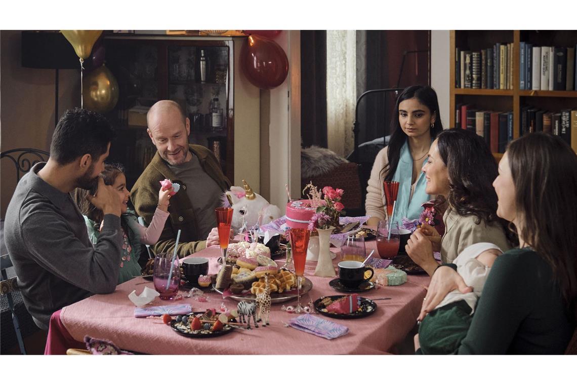 Obwohl Nelly (Bayan Layla, Mitte) die Geburtstagsfeier ihrer Nichte selbst ausrichtet, fühlt sie sich im Kreis ihrer Familie (Alexander Berenheuser, Richard Kuchenbuch, Natalia Schüßler, Idil Üner) nicht einbezogen.