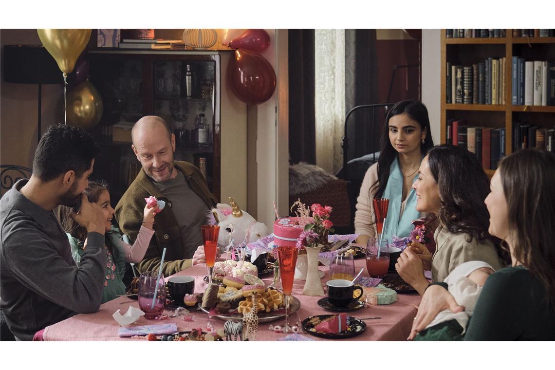 Obwohl Nelly (Bayan Layla, Mitte) die Geburtstagsfeier ihrer Nichte selbst ausrichtet, fühlt sie sich in den  Kreis ihrer Familie (Alexander Berenheuser, Richard Kuchenbuch, Natalia Schüßler, Idil Üner) nicht einbezogen.