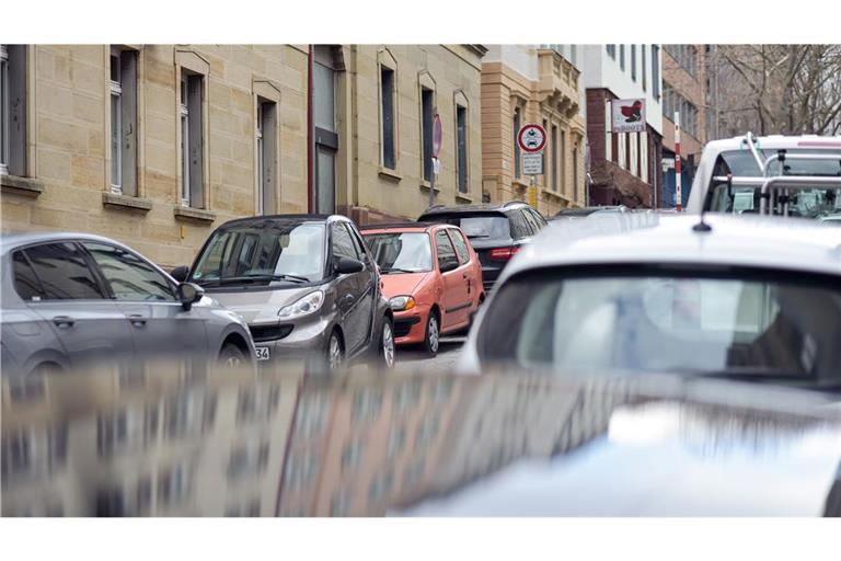 Obwohl Parkplätze rarer werden (hier in Stuttgart-West), wollen die Wenigsten aufs eigene Auto verzichten.