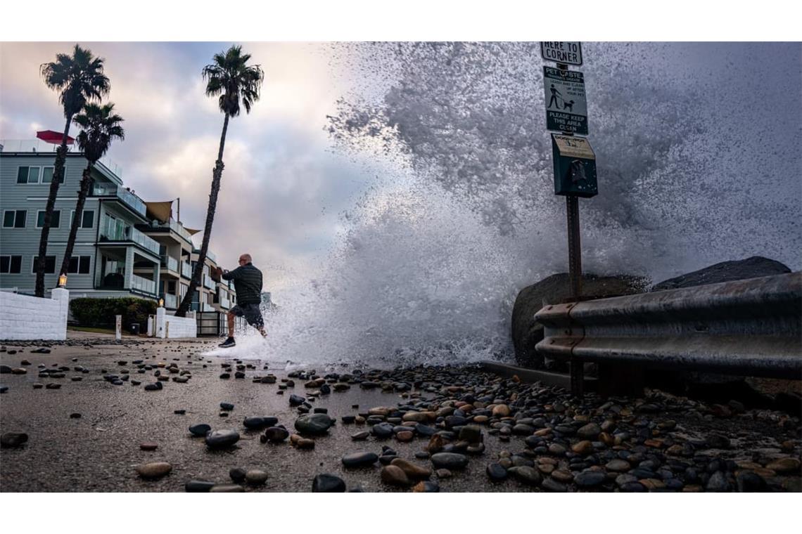 Oceanside (USA) wird während einer historischen El-Niño-Saison von hohen Wellen heimgesucht. Kelvin-Wellen haben an der Küste erhebliche Schäden verursacht. Die für das Wetterphänomen El Niño entscheidende Meeresregion ist aktuell so warm wie noch nie seit Beginn der Aufzeichnungen.