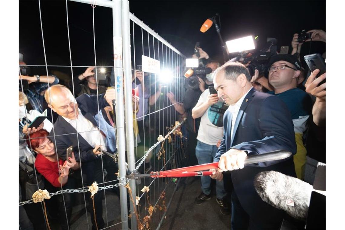 Polen öffnet die Grenzen wieder - Nachbarstädte feiern Octavian Ursu (Mitte r), Oberbürgermeister von Görlitz, und Rafal Gronicz (Mitte l), Bürgermeister von Zgorzelec (Polen), öffnen gemeinsam den Grenzzaun auf der Görlitzer Altstadtbrücke. Foto: Daniel Schäfer/dpa-Zentralbild/dpa