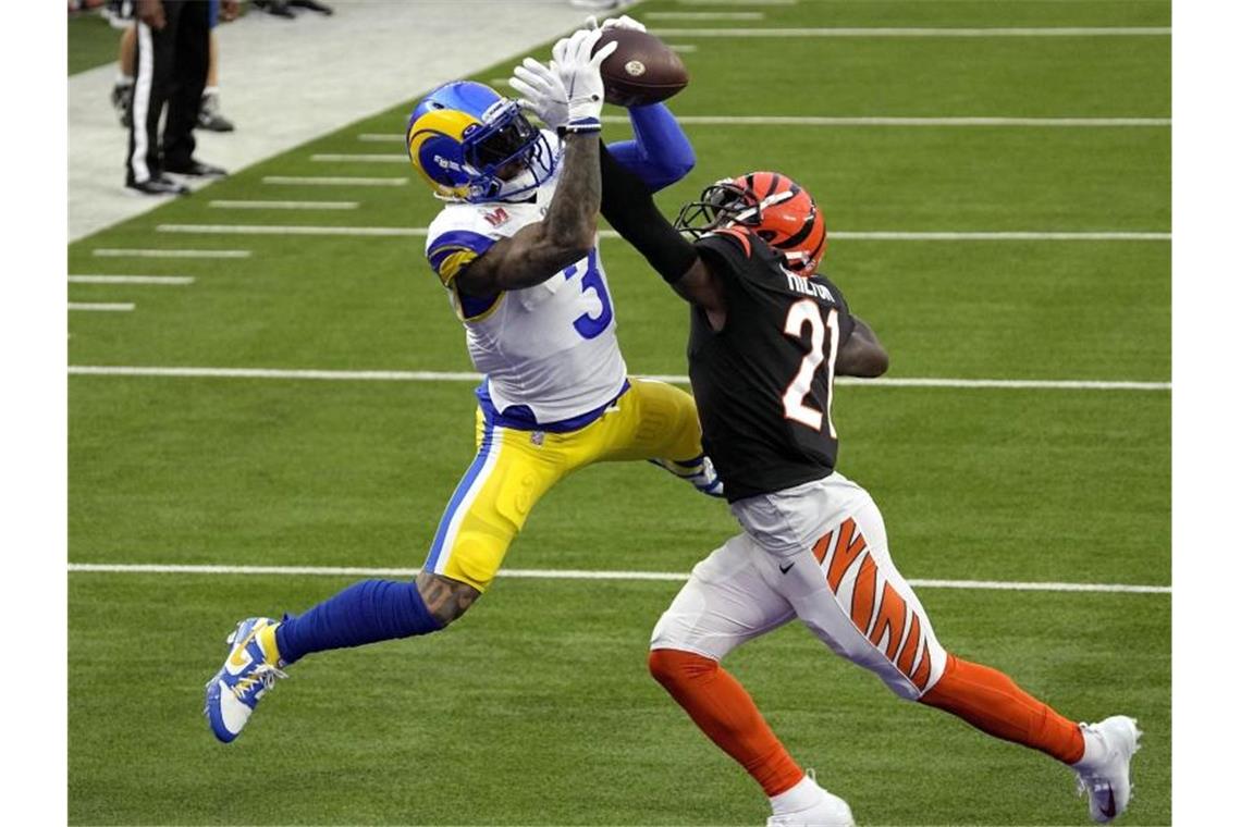 Happy End wie in Hollywood: Rams gewinnen Super Bowl Odell Beckham Jr. (l) von den Los Angeles Rams erzielt den ersten Touchdown der Partie. Foto: Tony Gutierrez/AP/dpa