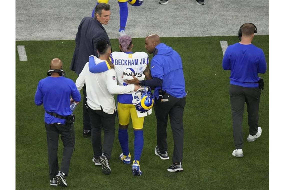 Happy End wie in Hollywood: Rams gewinnen Super Bowl Odell Beckham Jr., Wide Receiver der Los Angeles Rams, verlässt verletzt das Spielfeld. Foto: Matt Rourke/AP/dpa