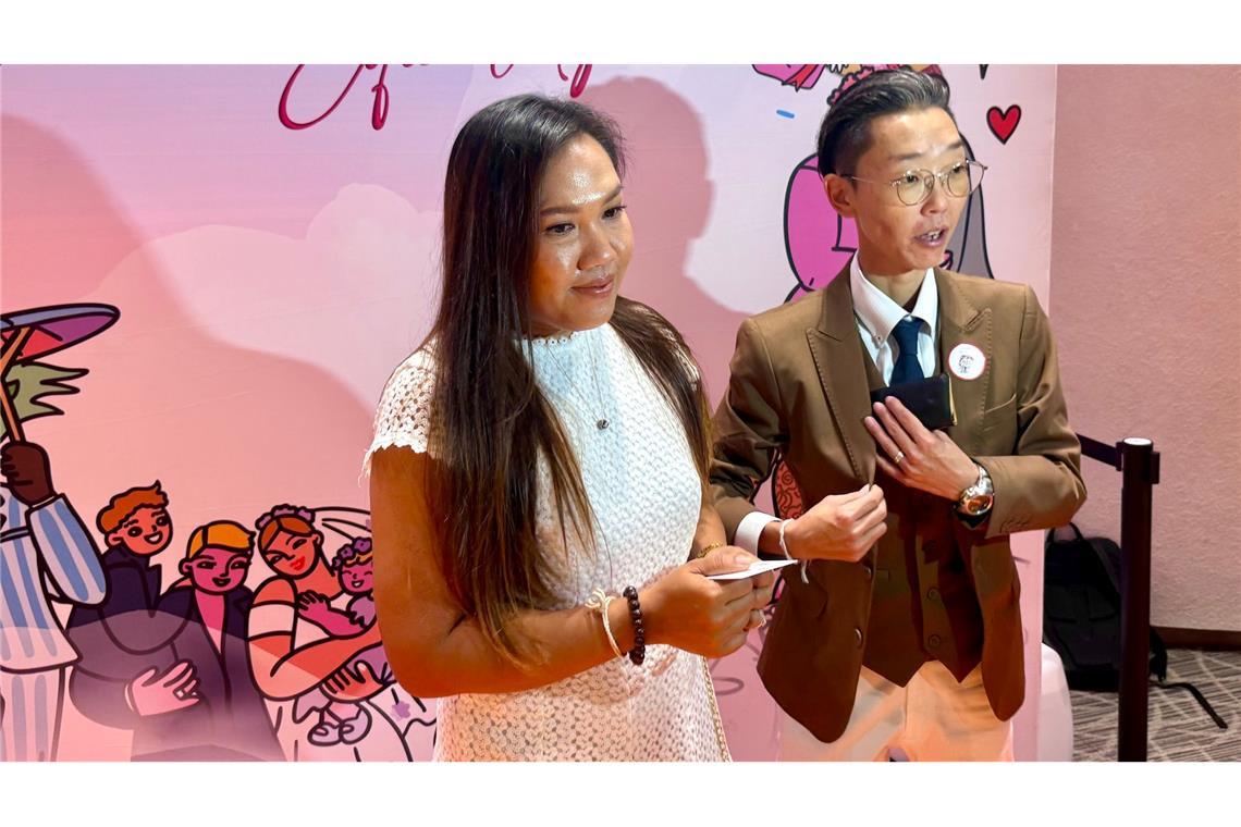 Queeres Liebesfest: Thailand feiert die "Ehe für alle" Öffentliche Liebesbekundungen wie Küsse gab es kaum - das ist in Thailand verpönt.
