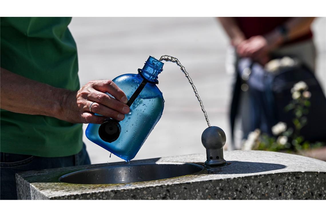 Öffentliche Wasserspender wie hier in Berlin bieten wichtige Erfrischung.