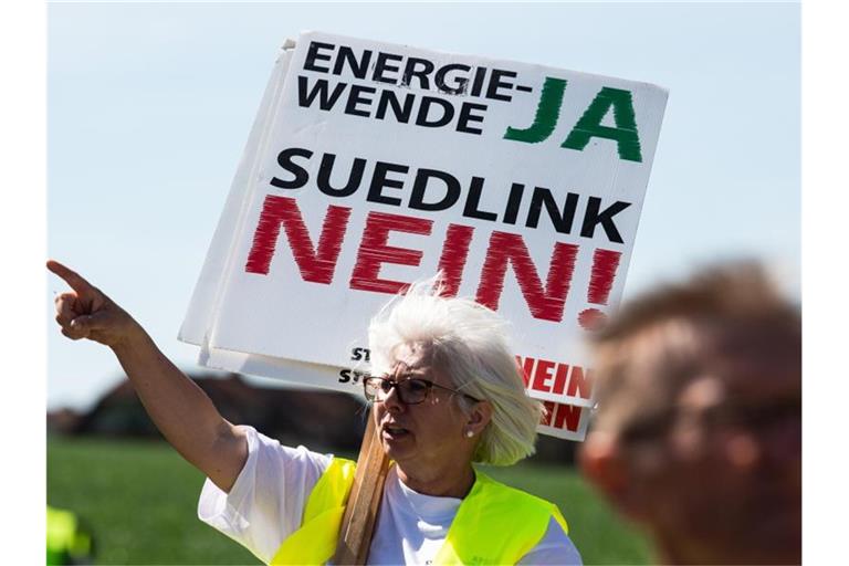 Öko-Strom aus dem windigen Norden ja, Stromtrassen nein: Protest gegen die sogenannte Suedlink-Leitung in Thüringen. Foto: Swen Pförtner/dpa