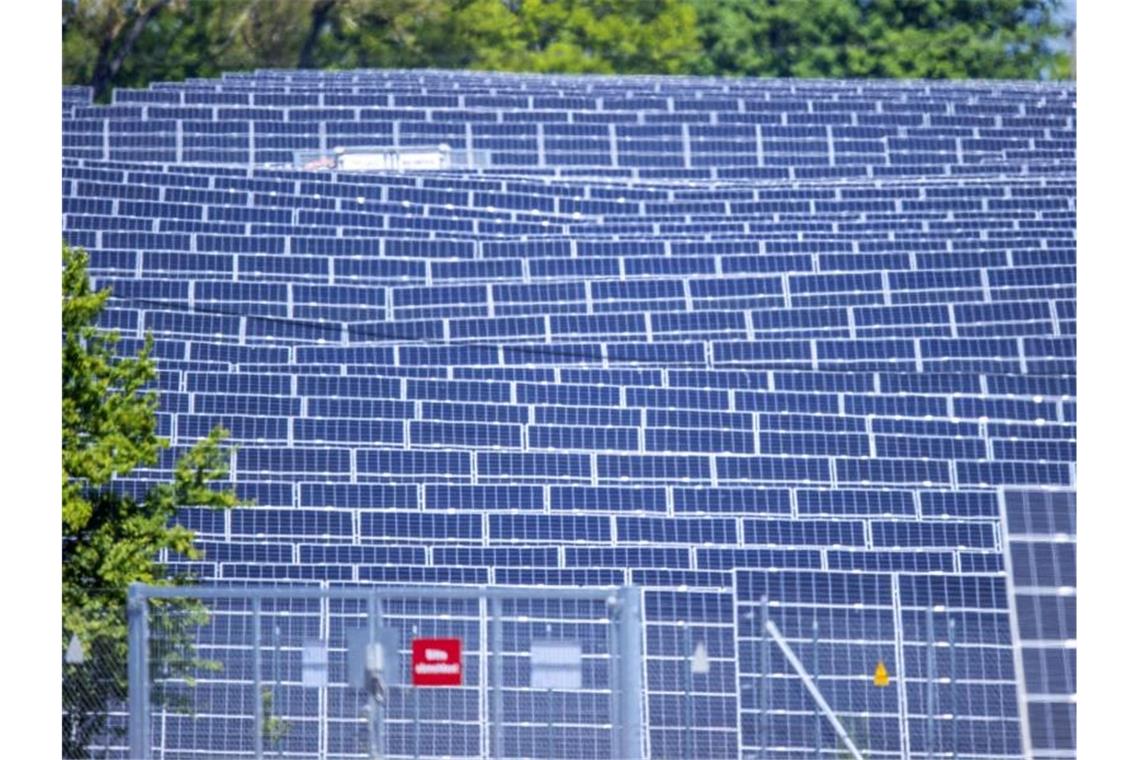 Ökostrom deckt 43 Prozent des Verbrauchs - weniger als 2020 Ökostrom aus Wind, Sonne und anderen erneuerbaren Energiequellen hat im ersten Halbjahr nach Branchenangaben 43 Prozent des Bruttostromverbrauchs in Deutschland gedeckt - und damit weniger als im Vorjahreszeitraum. Foto: Jens Büttner/dpa-Zentralbild/dpa