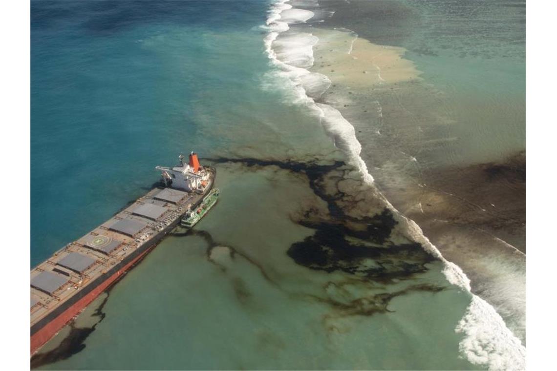 Öl läuft aus dem Frachter „Wakashio“ in den Indischen Ozean vor der Ostküste von Mauritius. Foto: Gwendoline Defente/Etat Major des Armees/AP/dpa