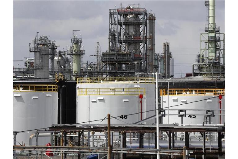 Öl-Lagertanks stehen auf dem Gelände einer Raffinerie in Detroit (Archiv). Foto: Paul Sancya/AP/dpa