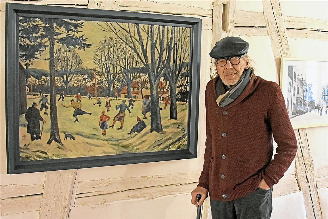 Backnang im Wintergewand: neue Fotoausstellung im Backnanger Helferhaus Ölbilder sind in Peter Wolfs Ausstellungsreihe „Backnang im Zeitspiegel“ normalerweise nicht vertreten. Doch für das Gemälde von Willy Riexinger hat der Fotodesigner eine Ausnahme gemacht. Das Motiv ist auch auf einer Fotografie der Schau zu sehen. Foto: Tobias Sellmaier