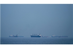 Öltanker und Frachtschiffe reihen sich in der Straße von Hormus auf (Archivbild).