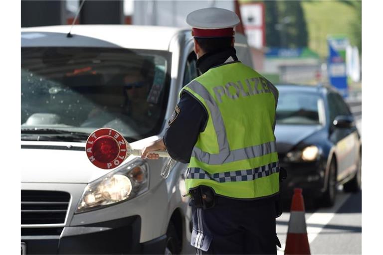 Österreichische Polizisten kontrollieren Fahrzeuge am Brennerpass. Foto: Angelika Warmuth