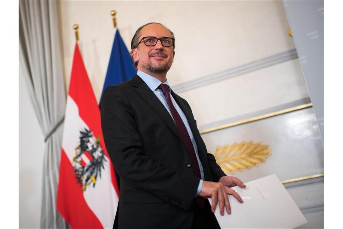 Österreichs Bundeskanzler Alexander Schallenberg kommt nach einer Krisensitzung mit den Ministerpräsidenten zu einer Pressekonferenz. Foto: Michael Gruber/APA/dpa