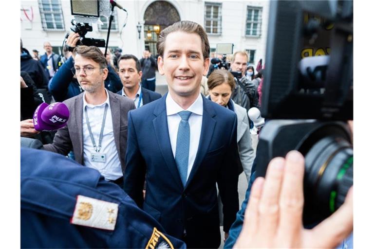 Österreichs Bundeskanzler Sebastian Kurz auf dem Weg zu einem Gespräch mit Bundespräsident Alexander Van der Bellen. Foto: Georg Hochmuth/APA/dpa