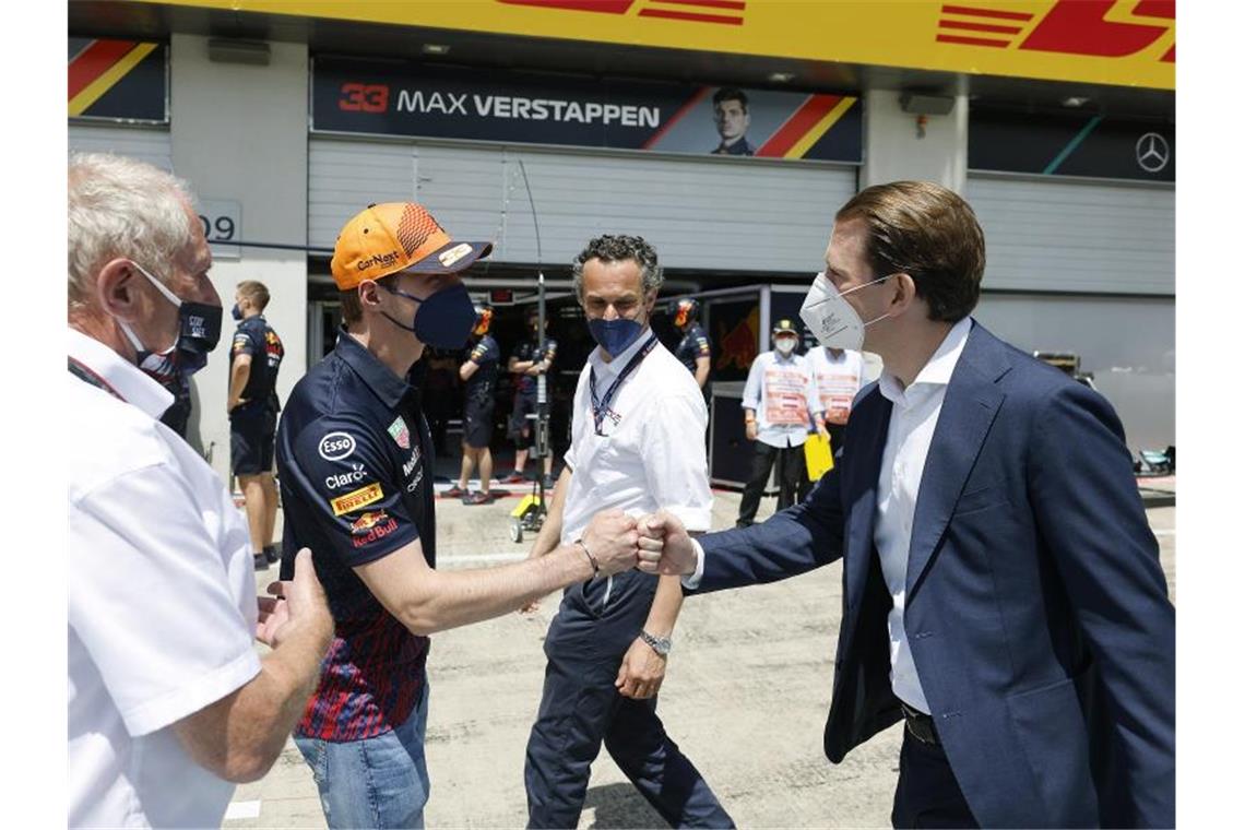 Verstappen gewinnt in Österreich vor Hamilton Österreichs Bundeskanzler Sebastian Kurz (r) begrüßt Max Verstappen vor dem Rennen. Foto: Dragan Tatic/BUNDESKANZLERAMT/APA/dpa