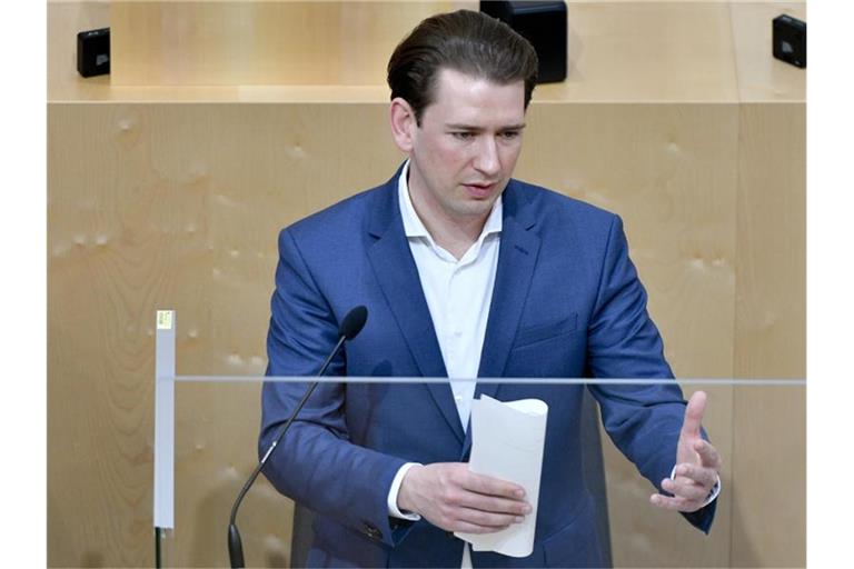 Österreichs Bundeskanzler Sebastian Kurz spricht bei einer Sondersitzung des Nationalrats im Parlamentsausweichquartier in der Wiener Hofburg. Foto: Herbert Neubauer/APA/dpa