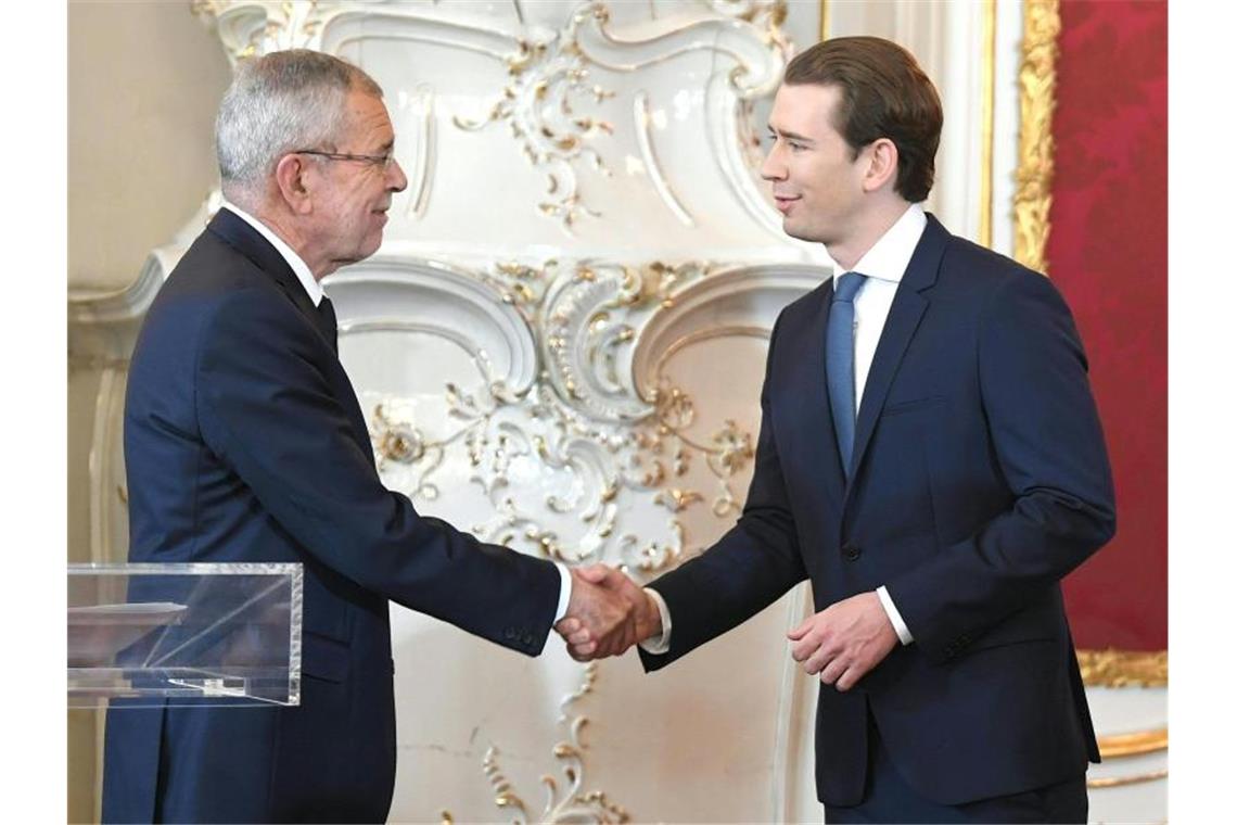 Mit 33 zum zweiten Mal Kanzler: Kurz wieder an der Spitze Österreichs Bundespräsident Alexander Van der Bellen vereidigt Sebastian Kurz als Bundeskanzler. Foto: Roland Schlager/APA/dpa